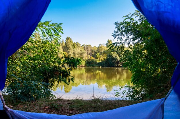 Vista sul lago dall'interno di una tenda