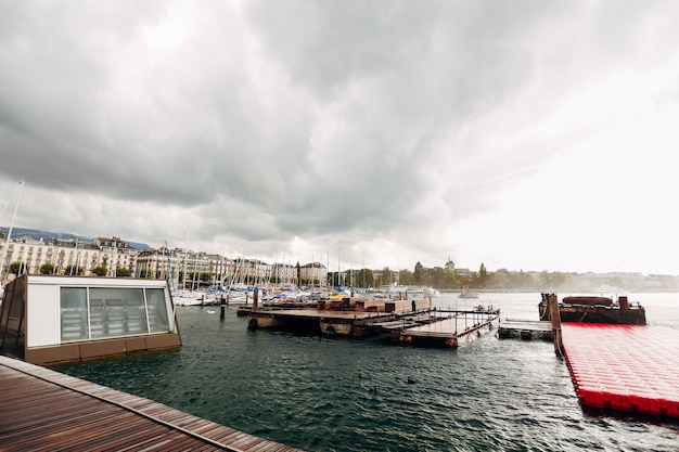 Vista sul lago di Annecy al porticciolo dalla città di Annecy. Foto di alta qualità