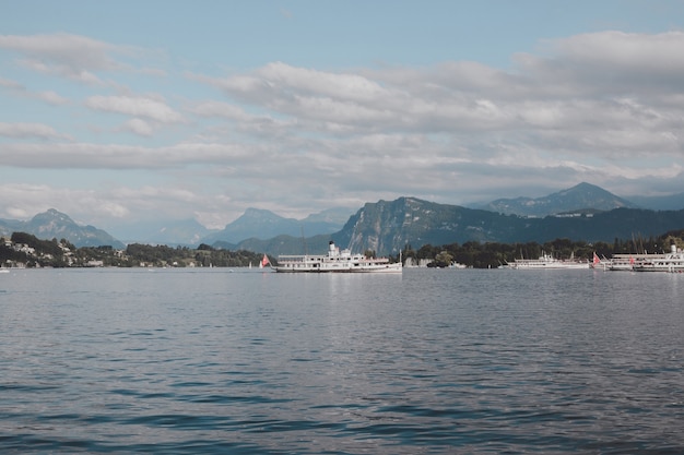 Vista sul lago di Lucerna e scene di montagna, Lucerna, Svizzera, Europa. Paesaggio estivo, tempo soleggiato, cielo azzurro drammatico e giornata di sole