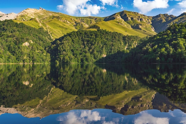 Vista sul lago di montagna MaralGol in Azerbaigian