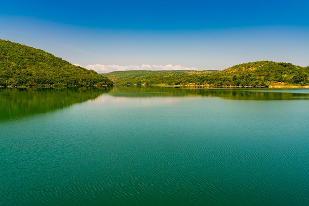 Vista sul lago Grliste vicino a Zajacar nella Serbia orientale