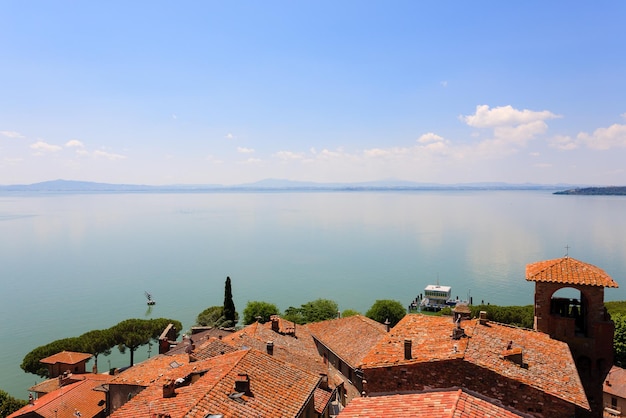 Vista sul Lago Trasimeno dal castello di Passignano sul Trasimeno, Italia. paesaggio italiano