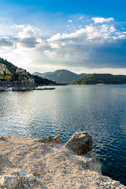 Vista sul lago Zaovine in Serbia