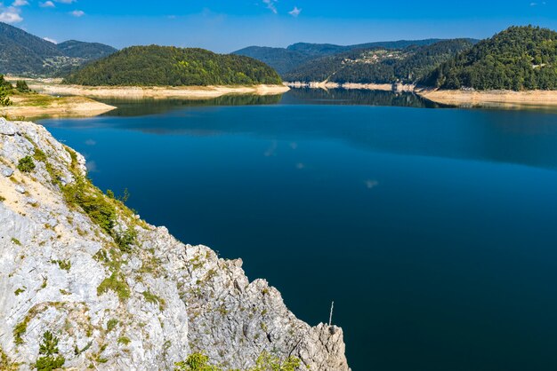 Vista sul lago Zaovine in Serbia