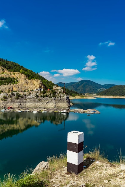 Vista sul lago Zaovine in Serbia