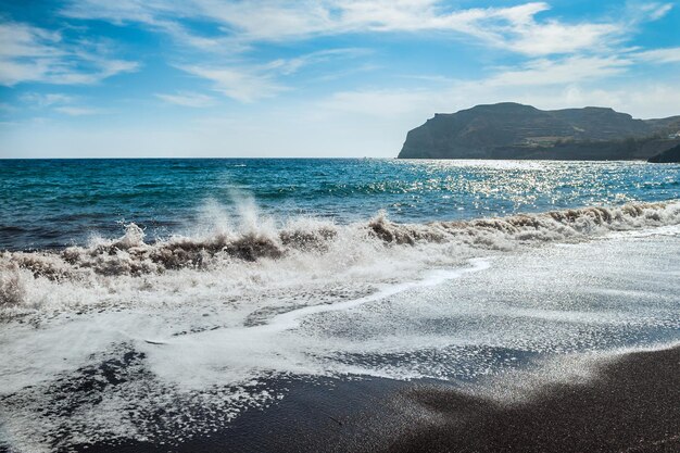 Vista sul litorale e sulla bellissima spiaggia rossa. Isola di Santorini, Grecia