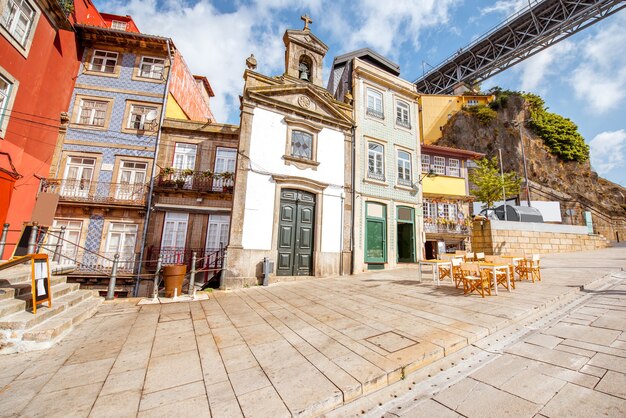 Vista sul lungomare di Ribeira con splendidi edifici e la cappella di Lada nella città di Porto, Portogallo