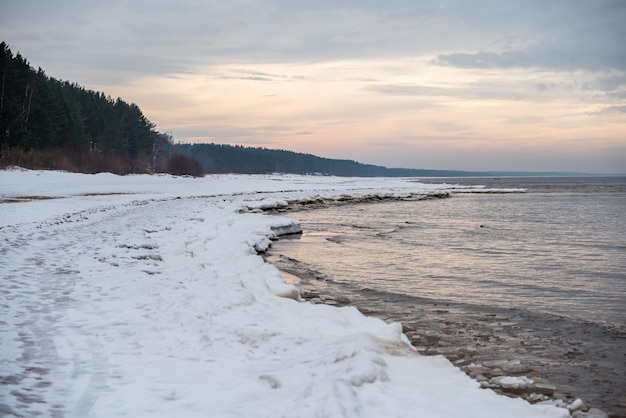 Vista sul mar baltico in inverno a saulkrasti in lettonia