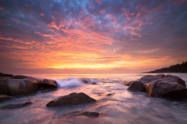 Vista sul mare al tramonto in Thailandia