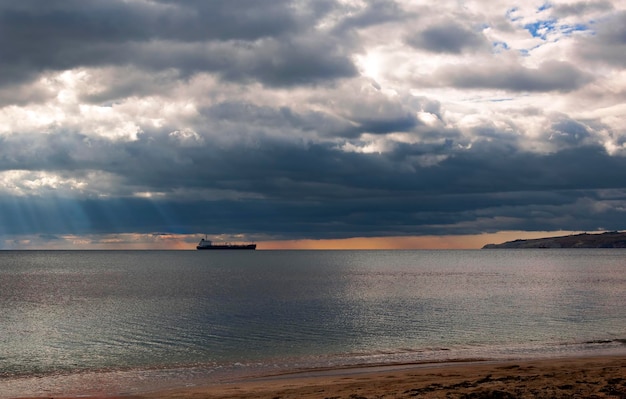 Vista sul mare al tramonto Mar Nero in estate