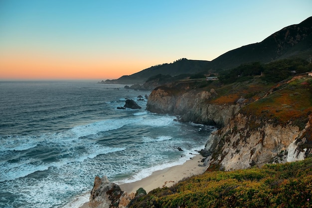 Vista sul mare all'alba a Big Sur in California.