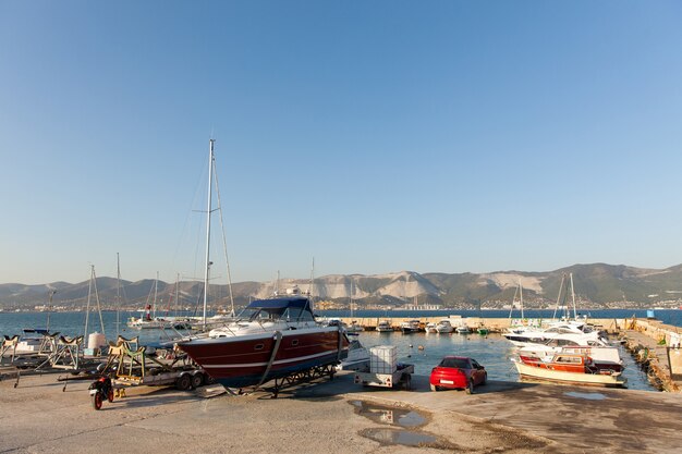 Vista sul mare alla stazione della barca. moto, auto, barca