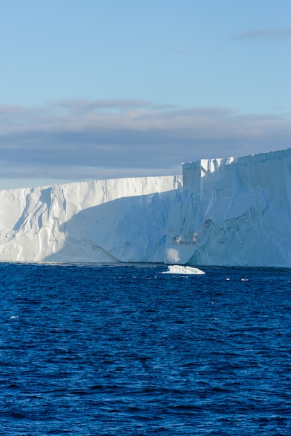 Vista sul mare antartica con iceberg