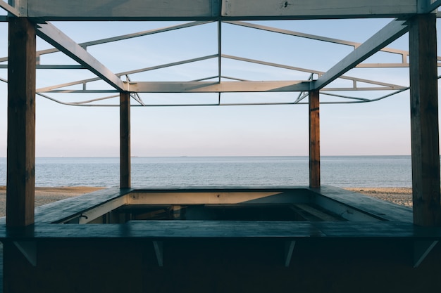 Vista sul mare attraverso un gazebo in legno