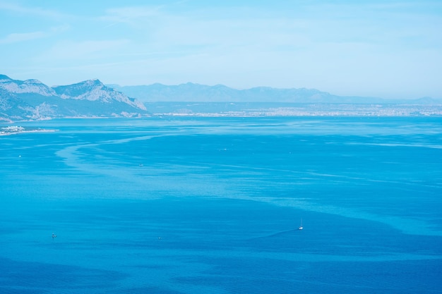 Vista sul mare blu da un'altezza, panorama della costa di Antalya