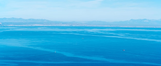 Vista sul mare blu da un'altezza, panorama della costa di Antalya