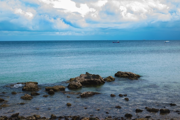 Vista sul mare con acqua blu e nuvole