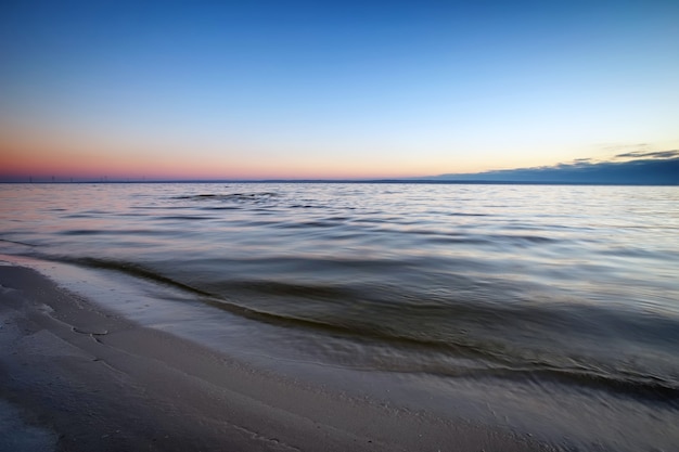 Vista sul mare con cielo blu e mare. Spiaggia all'alba