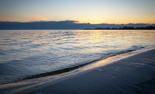 Vista sul mare con cielo blu e mare. Spiaggia all'alba