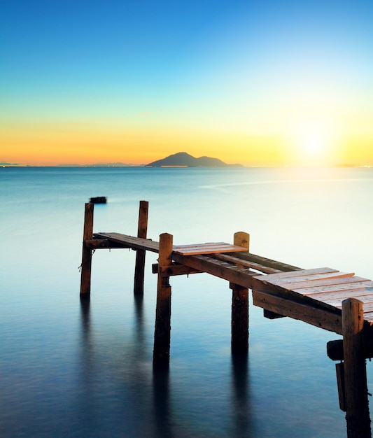 Vista sul mare con il tramonto