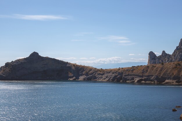 Vista sul mare con le montagne