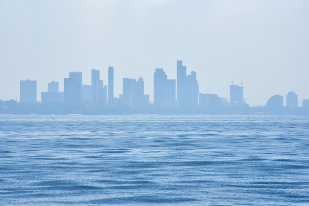 Vista sul mare con lo sfondo della città