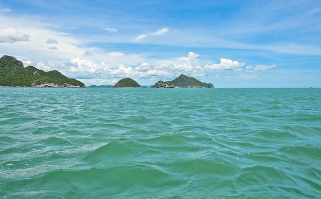 Vista sul mare con montagne di calcare, Thailandia