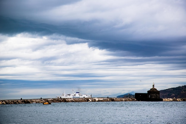 Vista sul mare con nuvole scure e luce