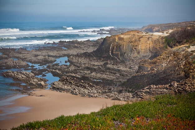 Vista sul mare con rocce