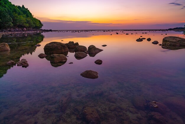 vista sul mare con roccia nel tramonto. Bellissimo paesaggio di vista sul mare all'alba o al tramonto sul mare