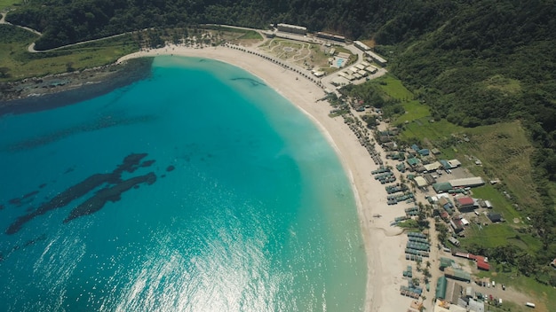 Vista sul mare con spiaggia e mare nelle Filippine Luzon