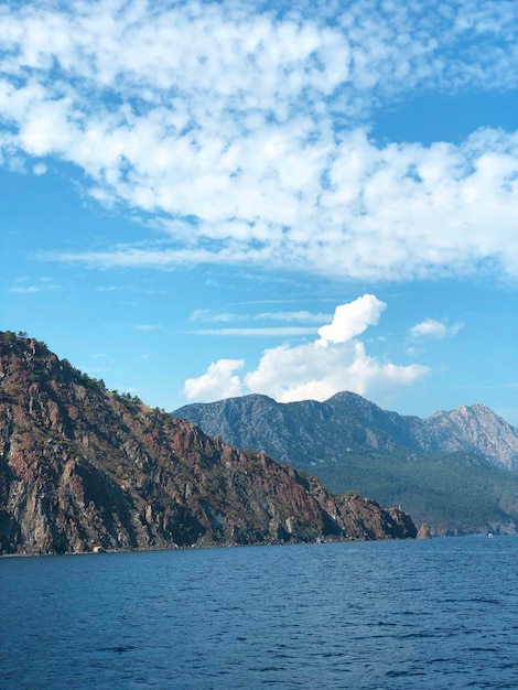 Vista sul mare dell'isola di Suluada in Turchia. Viaggio estivo autunnale.