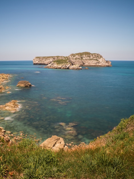 Vista sul mare dell'isola un giorno di estate soleggiato