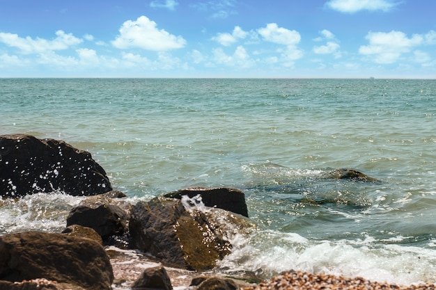 Vista sul mare di bei litorale e cielo