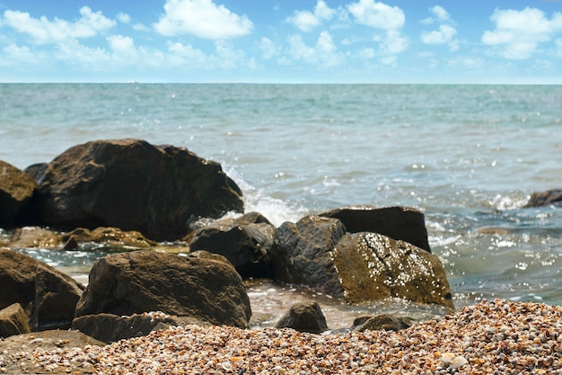 Vista sul mare di bei litorale e cielo