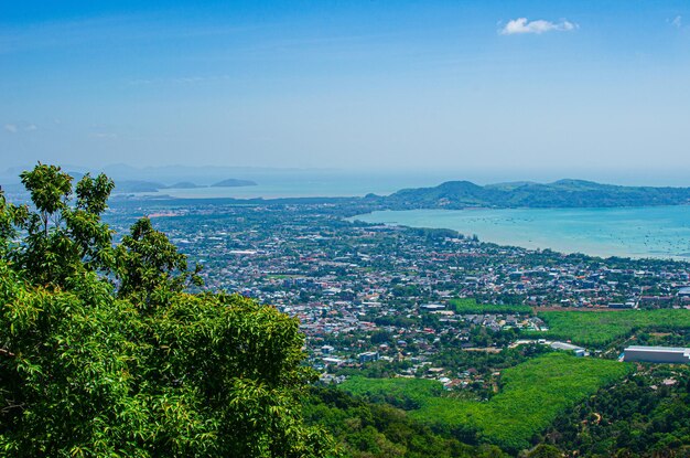 Vista sul mare di Phuket dal Big Buddha, famosa attrazione turistica, bella vista sul mare dall'alto intorno a Phuket