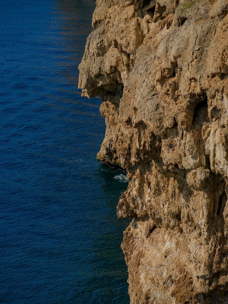 Vista sul mare e bellissime rocce