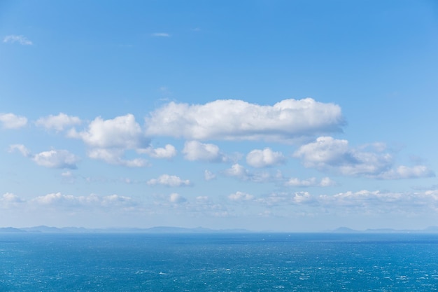 Vista sul mare e cielo blu