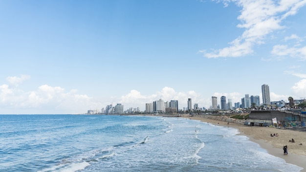 Vista sul mare e grattacieli sullo sfondo a Tel Aviv, Israele.