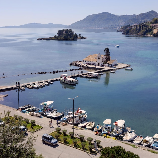 Vista sul mare e sul monastero cristiano ortodosso di Vlacherna di Panayia Grecia isola di Corfù in una soleggiata giornata primaverile