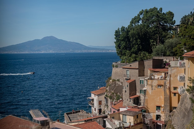 Vista sul mare e sul Vesuvio attraverso i vecchi tetti di tegole