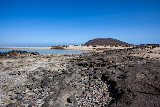 vista sul mare e sul vulcano caldera sull'isolotto di lobos, isole canarie