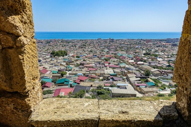 Vista sul mare e sulla città dalla fortezza di NarynKala a Derbent Daghestan Russia giugno 2021