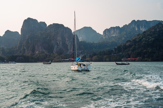 Vista sul mare e sulle montagne di Ao Nang