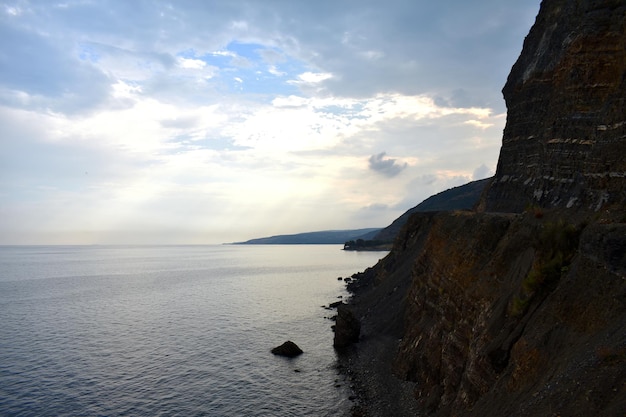 Vista sul mare in una giornata tranquilla.