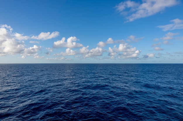 Vista sul mare, mare blu. Tempo calmo. Vista dalla nave.