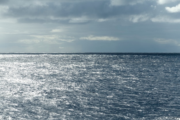 Vista sul mare, mare blu. Tempo calmo. Vista dalla nave.