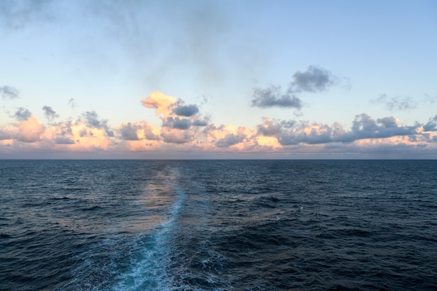 vista sul mare mare blu tramonto in mare calmo tempo vista dal lavoro nave da carico in mare