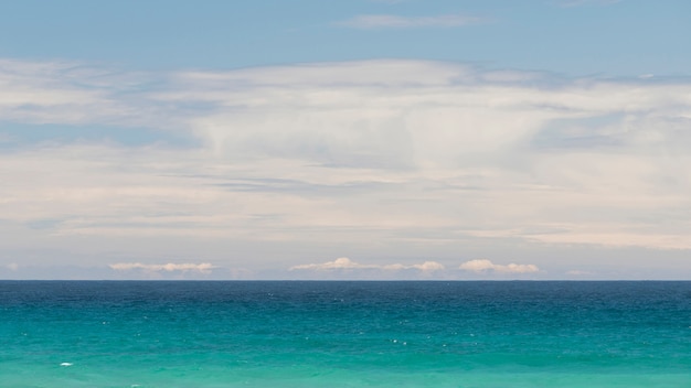 Vista sul mare minimalista con acque turchesi