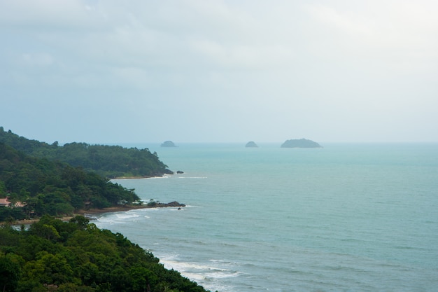 Vista sul mare naturalmente bella Koh Chang